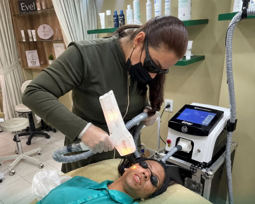 Prática de procedimento a laser com profissional usando óculos de proteção